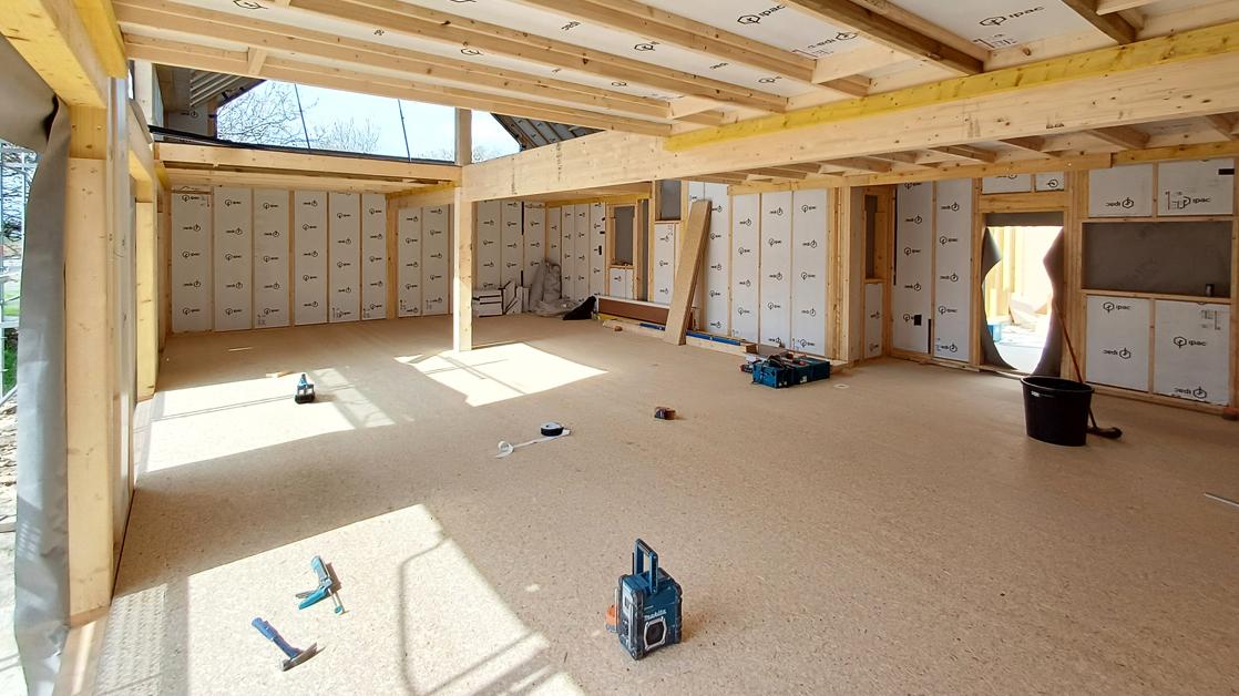 Etape en cours de construction d'une maison en carton