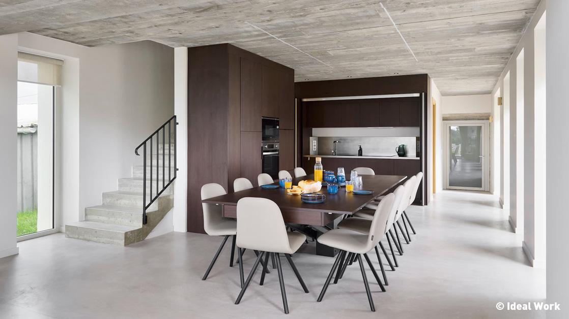 Pose d'un revêtement béton ciré dans une salle à manger