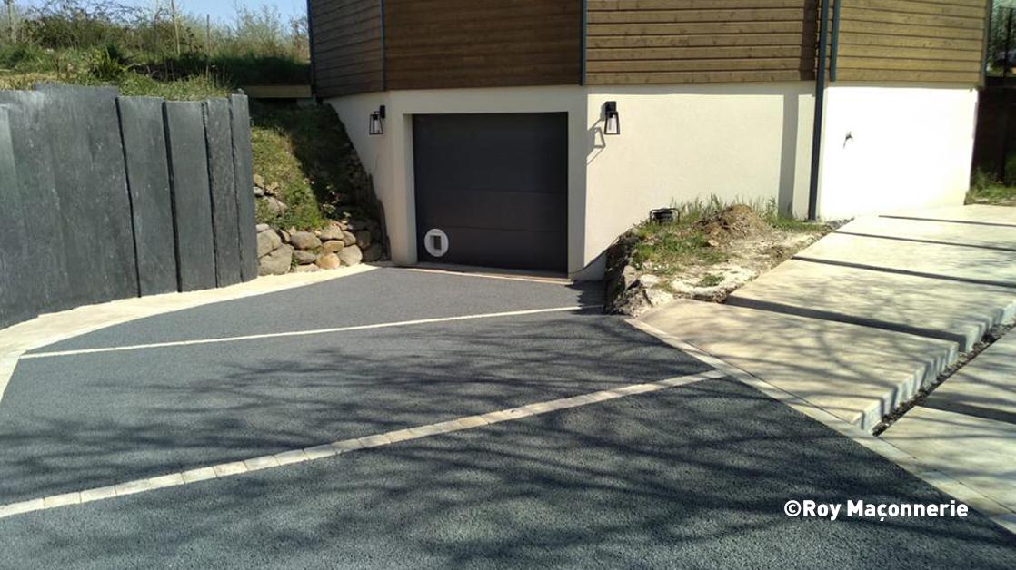 Pose de béton drainant à l'extérieur