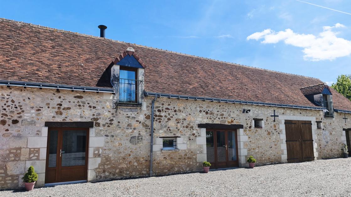 Résultat réussi d'une rénovation de porte d'entrée pour un ancien corps de ferme 