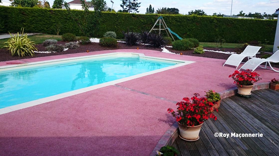 Une piscine entourée de béton drainant
