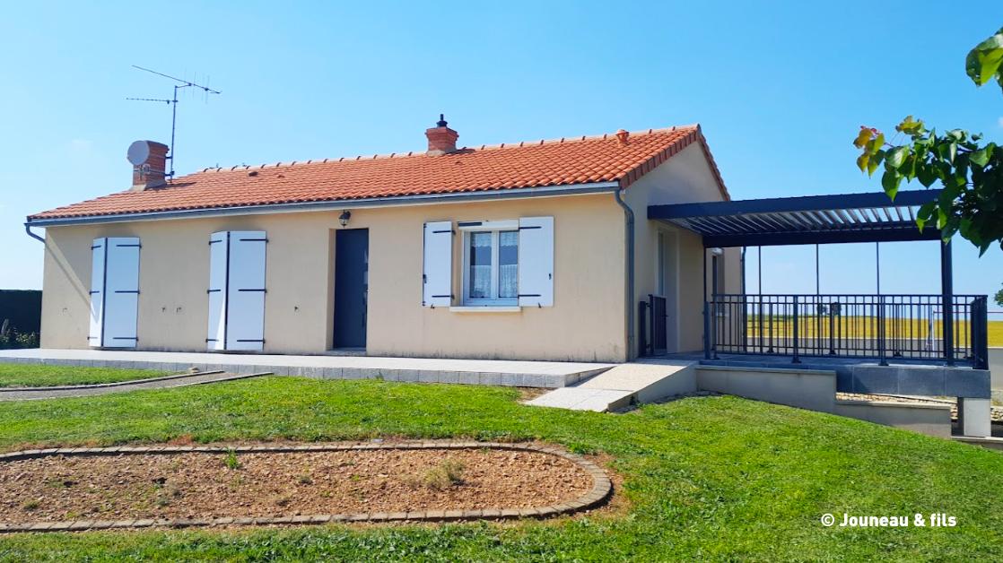 Pose d'une pergola attenante à une résidence
