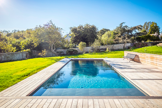 Une terrasse en bois autour de ma piscine 