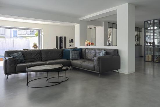 pose d'un béton ciré dans un salon 