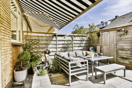 Installation d'une terrasse avec store