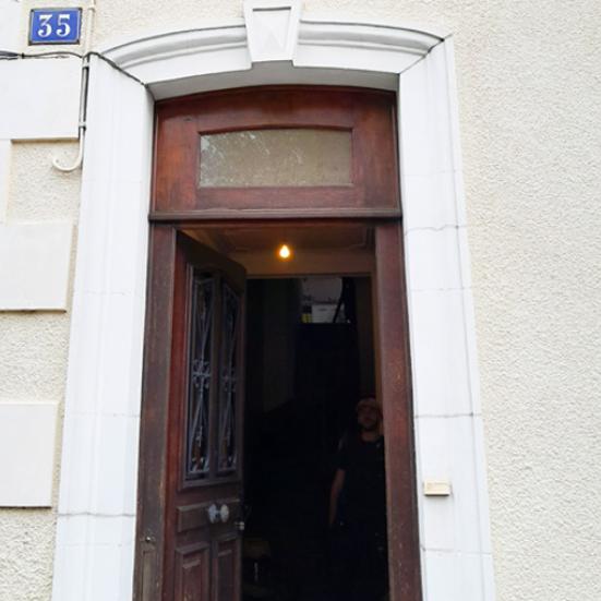 Dépose de l'ancienne porte d'entrée