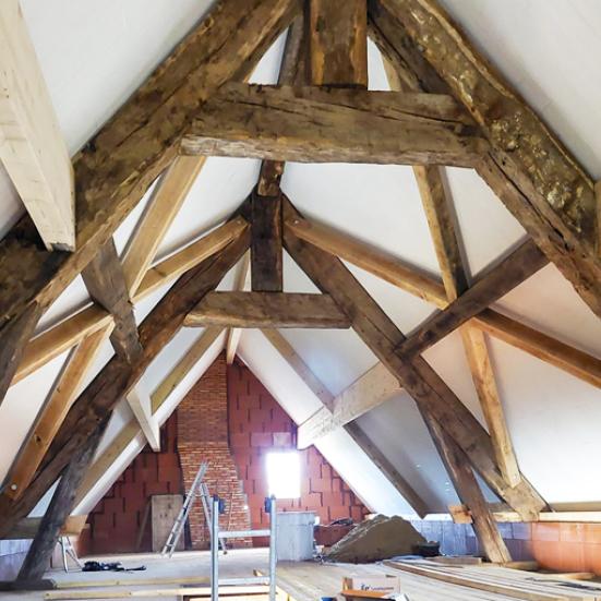 Une charpente en bois en cours de rénovation