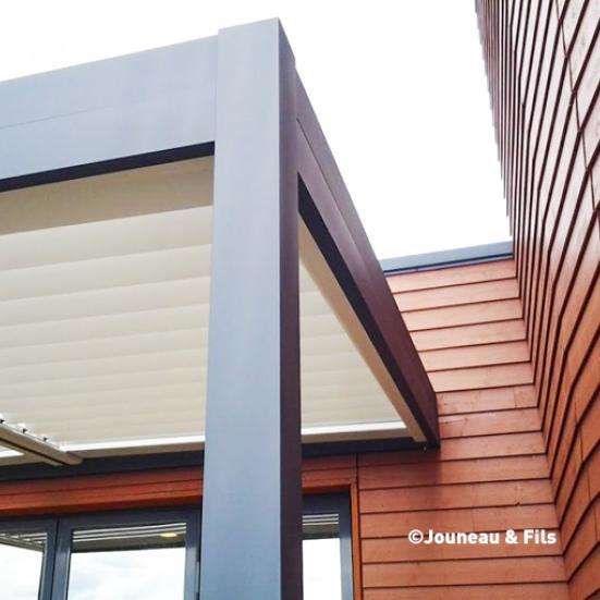 La pose d'une pergola en harmonie avec un bardage bois 