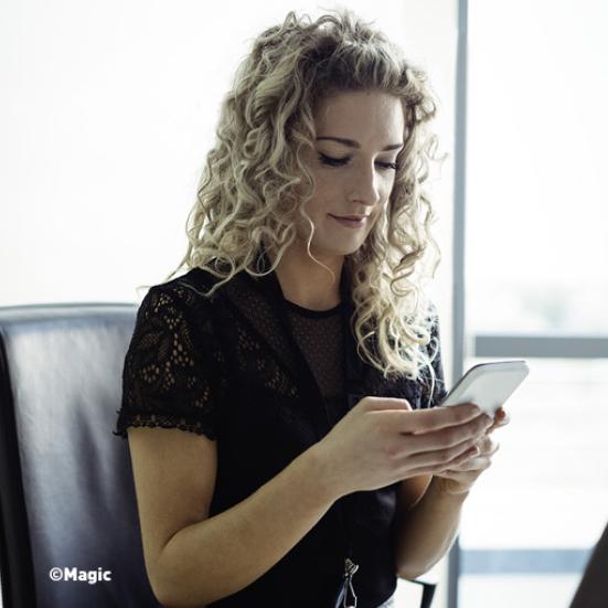 Portrait d’une femme utilisant l’application de gestion des stores