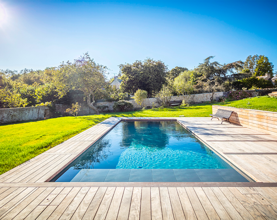 Une terrasse en bois autour de ma piscine 