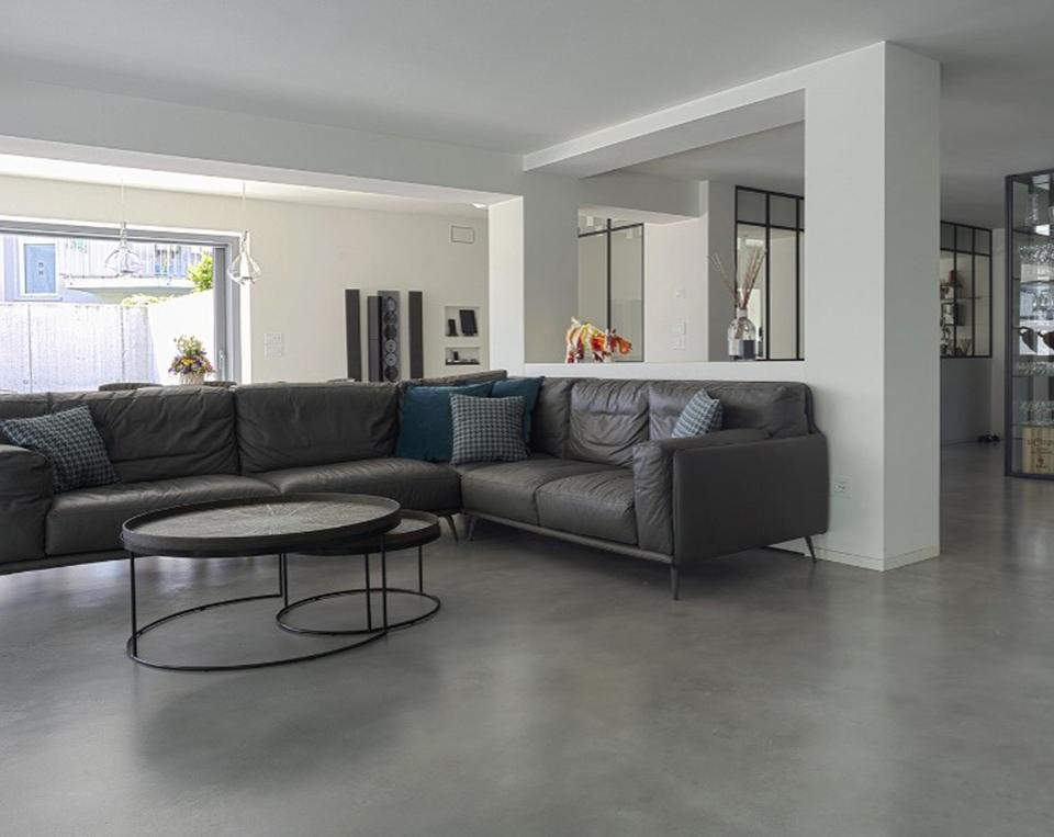 pose d'un béton ciré dans un salon 