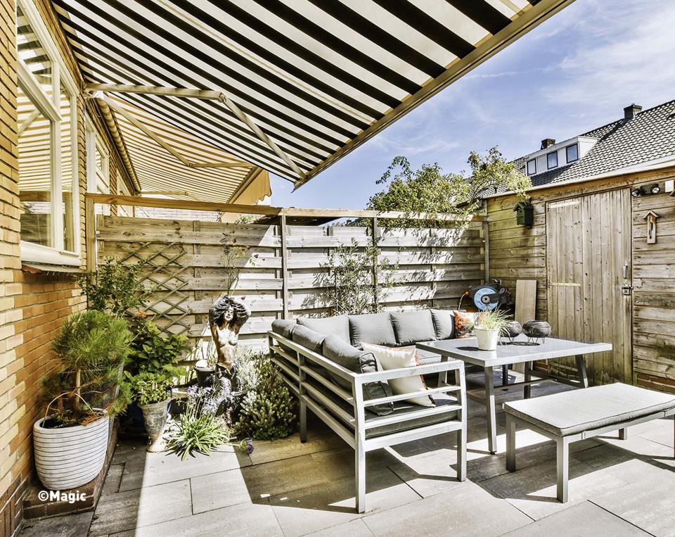 Installation d'une terrasse avec store